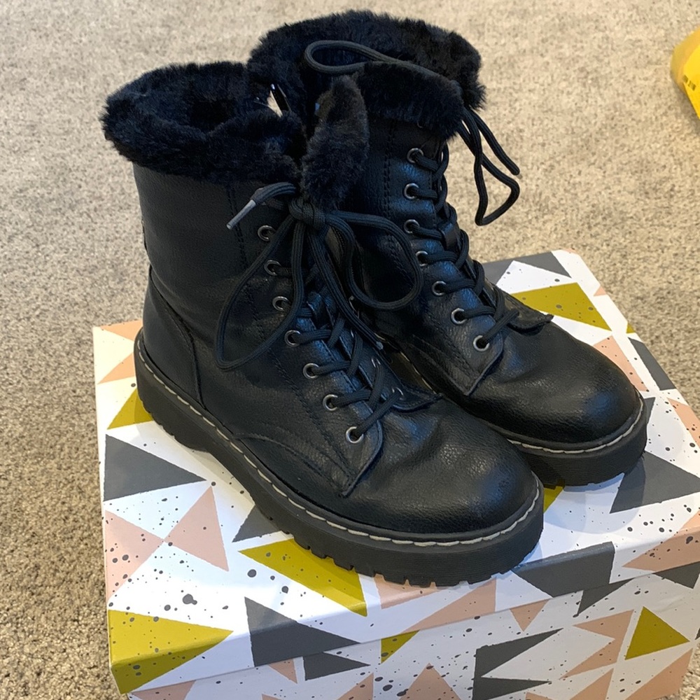 Im selling black, size 7, combat style boots
